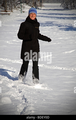 Giovane donna in esecuzione nella neve Foto Stock