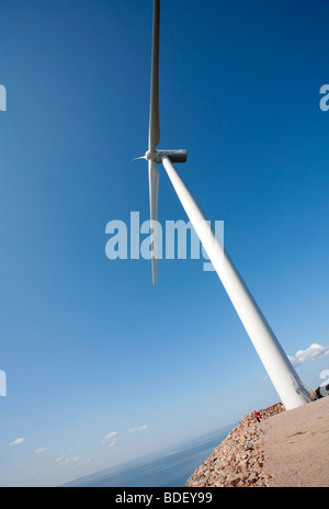 Piccola turbina eolica umana e massiccia , Finlandia Foto Stock