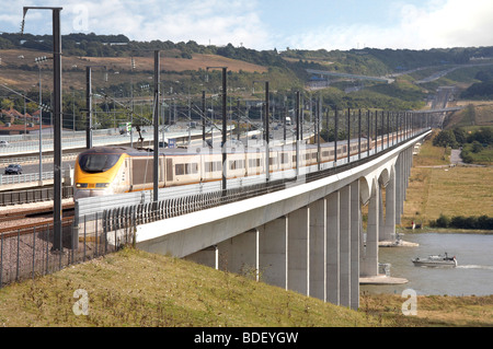 Eurostar il treno ad alta velocità attraversando il ponte sul fiume Medway Foto Stock