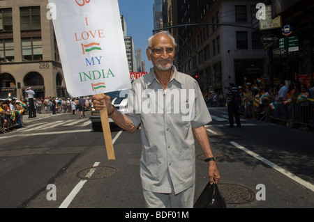 Indian-Americans dal tri-stato area intorno a New York nel Indian Independence Day Parade di New York Foto Stock