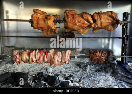 La griglia a carbone in un ristorante taverna di Creta, Grecia, con i polli, carne di maiale e di agnello allo spiedo tostatura Foto Stock