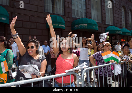 Indian-Americans dal tri-stato area intorno a New York guarda la Indian Independence Day Parade di New York Foto Stock