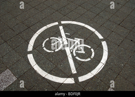 Un segno in un parco di New York vieta le biciclette su percorsi pedonali Foto Stock