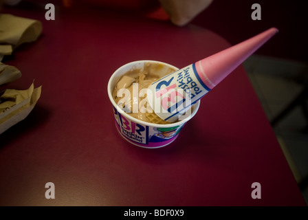 Un cono di fusione di Baskin-Robbins gelato di New York il mercoledì 19 agosto, 2009. (© Richard B. Levine) Foto Stock