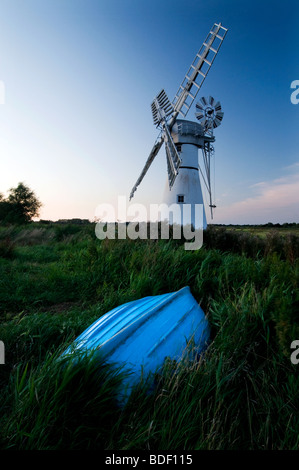 Thurne Dyke windpump sul fiume Thurne, Norfolk Broads Foto Stock