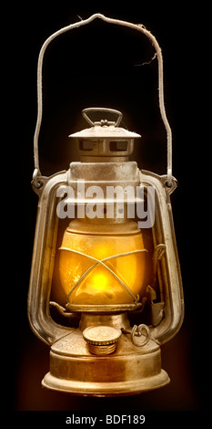 Parrafin kerosene uragano olio lampada accesa incandescente su sfondo nero Foto Stock