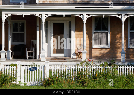 Una casa con un portico, white Picket Fence, Orient Point, Long Island New York Foto Stock