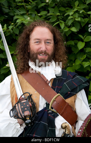 Uomo Barbuto in Highland Dress  Lonach Scottish Highland Games & Raccolta, Donside, Scotland, Regno Unito Foto Stock