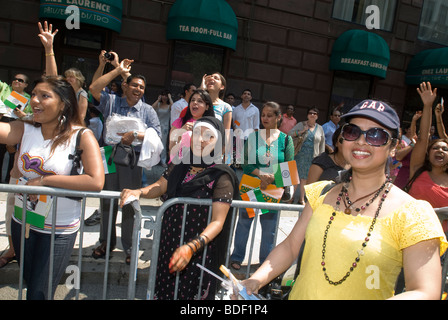 Indian-Americans dal tri-stato area intorno a New York guarda la Indian Independence Day Parade di New York Foto Stock