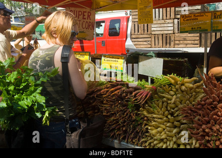 I clienti presso gli agricoltori' sorge nell'Unione Greenmarket Square a New York Sabato, Agosto 15, 2009. (© Richard B. Levine) Foto Stock