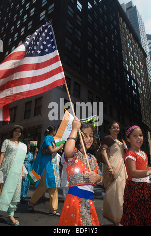 Indian-Americans dal tri-stato area intorno a New York marzo nel Indian Independence Day Parade di New York Foto Stock