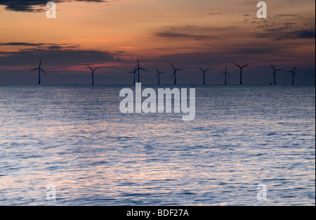 Off shore per centrali eoliche all'alba sulla costa di Norfolk a Caister sul mare Foto Stock