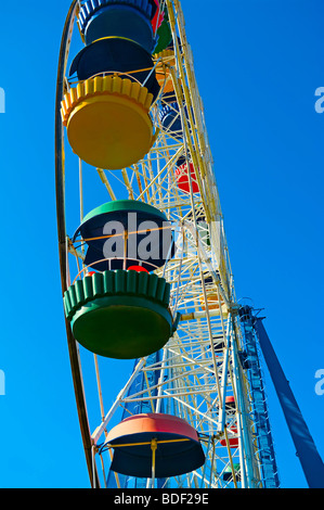 Scavare ruota panoramica nel parco dei divertimenti sul cielo blu sullo sfondo Foto Stock