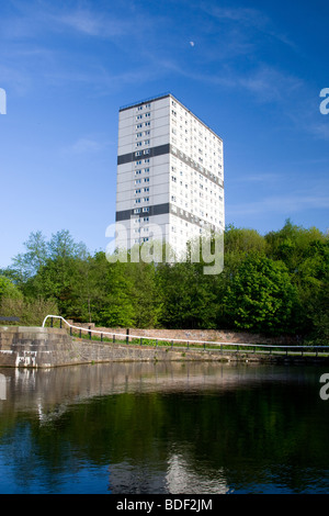 Multi-storey appartamenti nella zona Maryhill di Glasgow con il canale di Forth e Clyde in primo piano. Foto Stock