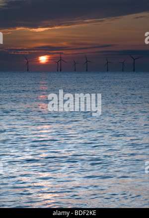 Off shore per centrali eoliche all'alba sulla costa di Norfolk a Caister sul mare Foto Stock