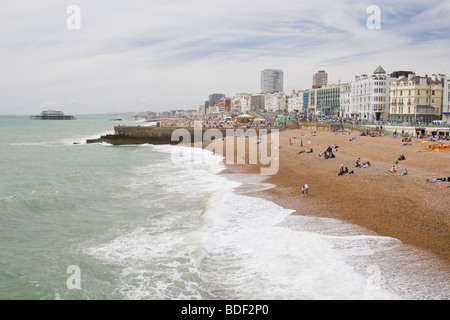 La spiaggia di Brighton in estate. Foto Stock