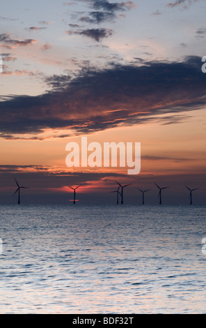 Off shore per centrali eoliche all'alba sulla costa di Norfolk a Caister sul mare Foto Stock