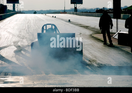 Dragster in attesa all inizio di 1/4 di miglio a nastro Foto Stock