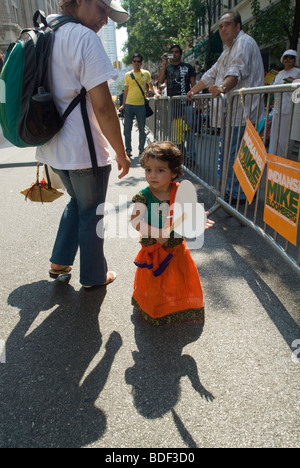 Indian-Americans dal tri-stato area intorno a New York marzo nel Indian Independence Day Parade di New York Foto Stock