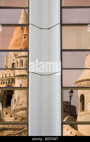 Riflessioni del bastione dei pescatori in windows di Hilton Hotel di Budapest, Ungheria Foto Stock