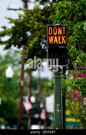 Illuminata la passeggiata pedonale non camminare a piedi attraversando sign in New Hampshire, STATI UNITI D'AMERICA, indicando non camminare a piedi Foto Stock