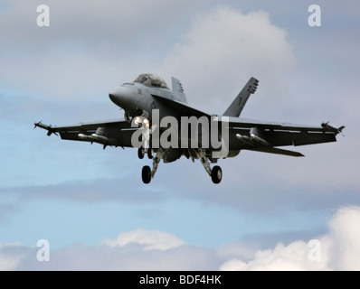 American Boeing FA-18 Super Hornet Jet atterraggio con dynamic Sfondo nuvola al salone di Farnborough nel 2008 Foto Stock