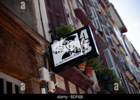 Un segno per un basco francese shop quattro più tre a Bayonne nel sud-ovest della Francia Foto Stock