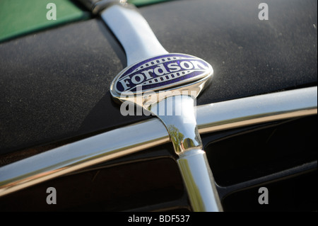 Un cofano badge su un classico fordson van. Foto Stock