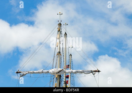 3 montanti superiori di tallship Pacificatore con vela arrotolata su yardarm Foto Stock