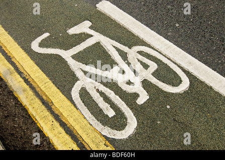 Dipinto di cartello stradale che indica una pista ciclabile nel Central London REGNO UNITO Foto Stock