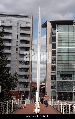 Il Footbridge che attraversano il fiume Irwell con il Lowry Hotel in background Manchester Inghilterra England Foto Stock