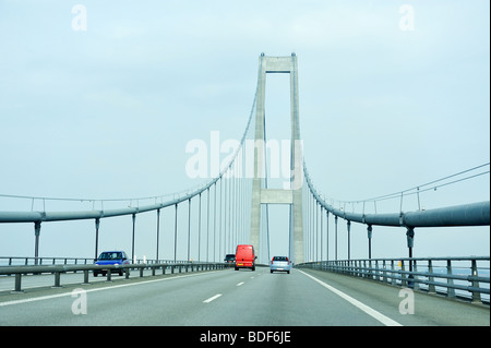 Il traffico sul Grande Belt bridge in Danimarca Foto Stock