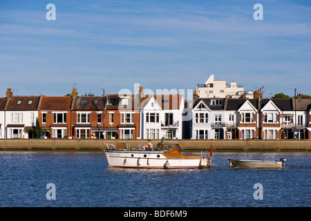 In barca a vela da Barnes, SW13, London, Regno Unito Foto Stock