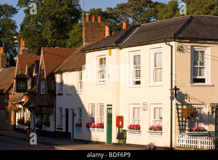 Una vista di Winchester Street nel villaggio di Chawton, vicino a Alton, HAMPSHIRE, Regno Unito. Foto Stock