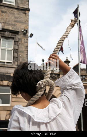 Un esecutore di strada detiene una corda a cappio attorno al collo in Edinburgh Royal Mile come parte del Fringe Festival 2009 Foto Stock