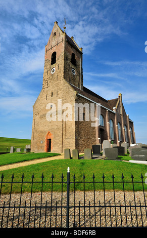 Piccola chiesa in un piccolo villaggio chiamato Wierum, Frisia Paesi Bassi Foto Stock