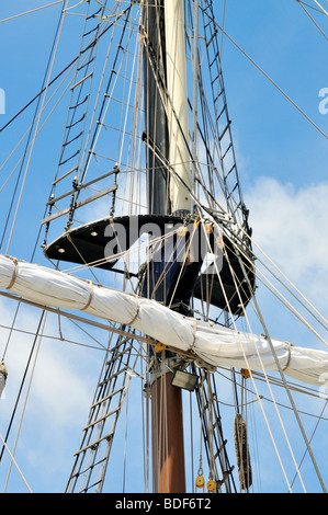 Nave a vela dettaglio del montante con vela arrotolata su yardarm, montante superiore, protezioni, linee, cordami e drizze Foto Stock