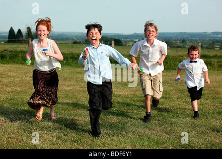 Pic da Mark Passmore. 01/07/2006. I bambini godono di esecuzione attraverso un campo di tiro pistole ad acqua. Foto Stock