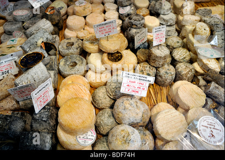 Parigi, Francia, negozi di alimentari, diverse varietà di formaggi francesi presso la vetrina del negozio, "la Fromagerie", Creameries, negozio di formaggi, prezzi dei pasti, fromagerie Foto Stock