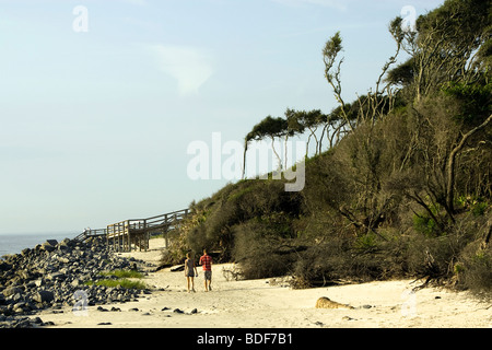 Giovane camminando sulla spiaggia - Jekyll Island, Georgia USA Foto Stock