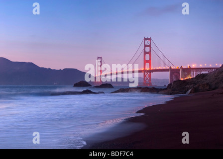 Vista del famoso Golden Gate Bridge da Baker Beach a San Francisco, California dopo il tramonto. Foto Stock