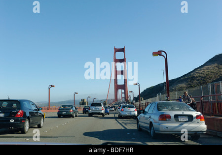 Vista del Golden Gate Bridge durante l'attraversamento. Foto Stock