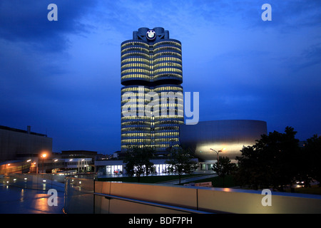 Museo BMW e con sede centrale a Monaco di Baviera (Muenchen), in Baviera, Germania, Europa Foto Stock