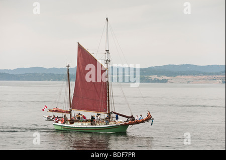 Il Majestic Tall Ship Thane vele passato Ogden Point e nella zona del Porto Interno di Victoria, British Columbia, Canada. Foto Stock