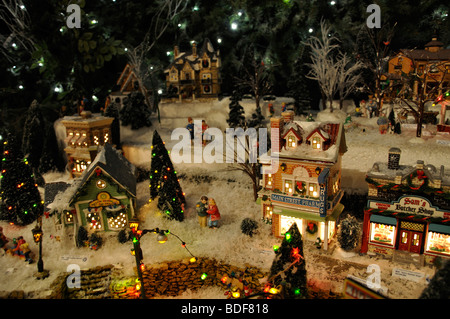 Natale in miniatura villaggio case giocattolo decorazioni Foto Stock