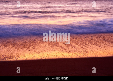 Close up di onde durante il tramonto. Foto Stock