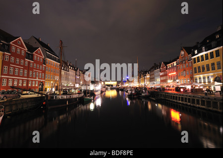 Nyhavn Copenhagen Danimarca sulla notte estiva Foto Stock