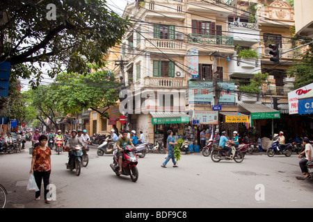 Una tipica scena di strada di Hanoi, Vietnam Foto Stock