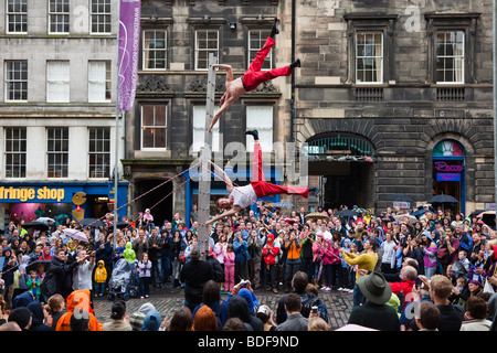 Acrobati eseguendo sul Royal Mile High Street, Edimburgo al Fringe Festival Foto Stock