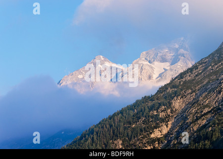 Vista da Vrsic pass road a V Ozebnik e Jalovec (parzialmente oscurata) nelle Alpi Giulie, Gorenjska, Slovenia. Foto Stock